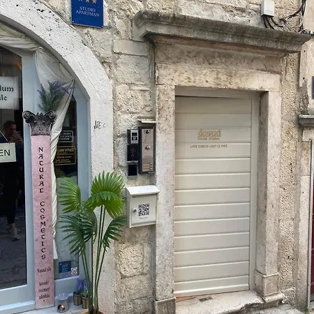 Dosud House Daire